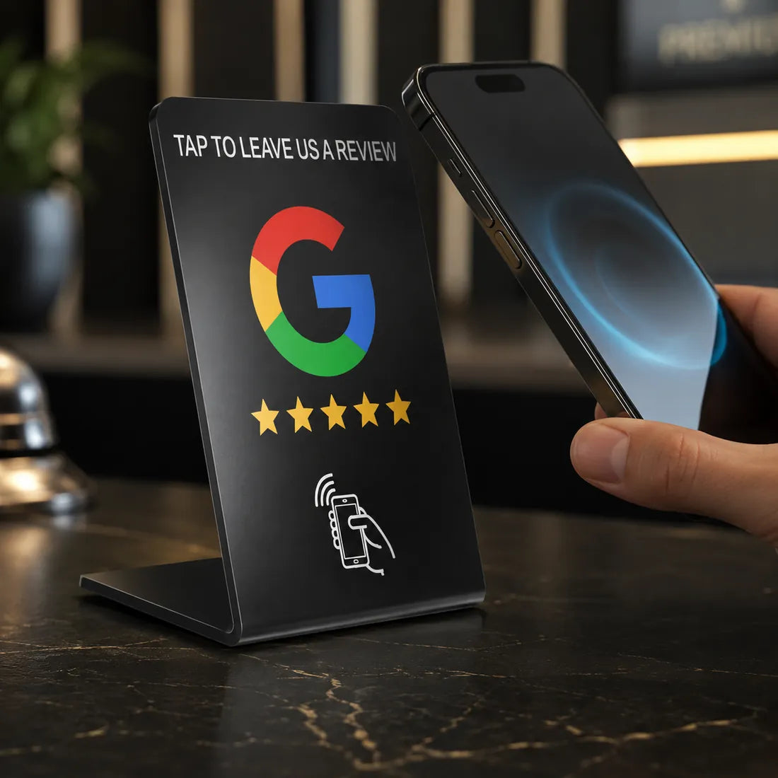 TapCodes negro junto a un teléfono móvil